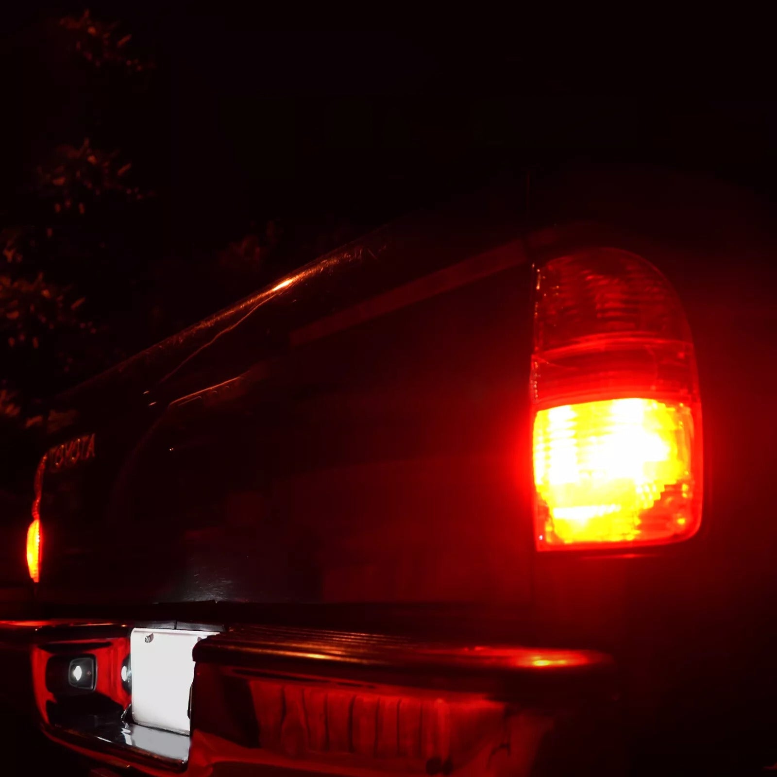 2PCS Rear Tail Lights Lamps For Toyota Tacoma 2001-2004 W/Bulbs